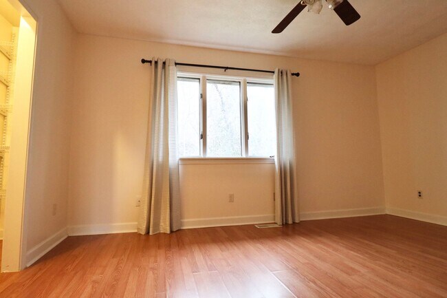 Building Photo - 2 Bedroom/2 Bath Townhouse near Stadium - ...
