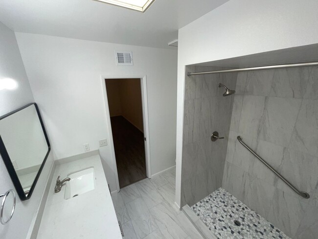 Building Photo - Eastside townhome completely remodeled, he...