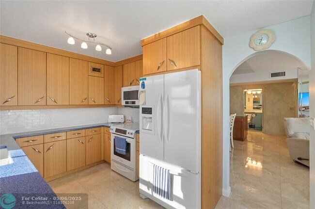 Building Photo - 5200 N Ocean Blvd