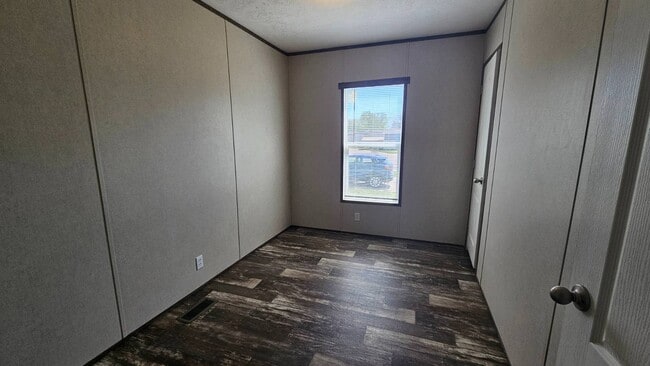 Building Photo - 2320 E MacArthur Rd