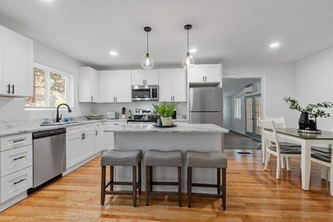 Building Photo - 3 bedroom 2 bath house 1-car garage walk to TMH!! Available in MAY!