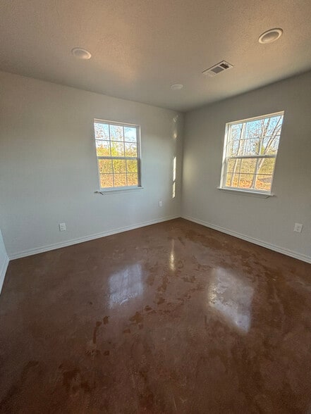 Building Photo - 198 Rustic Ln