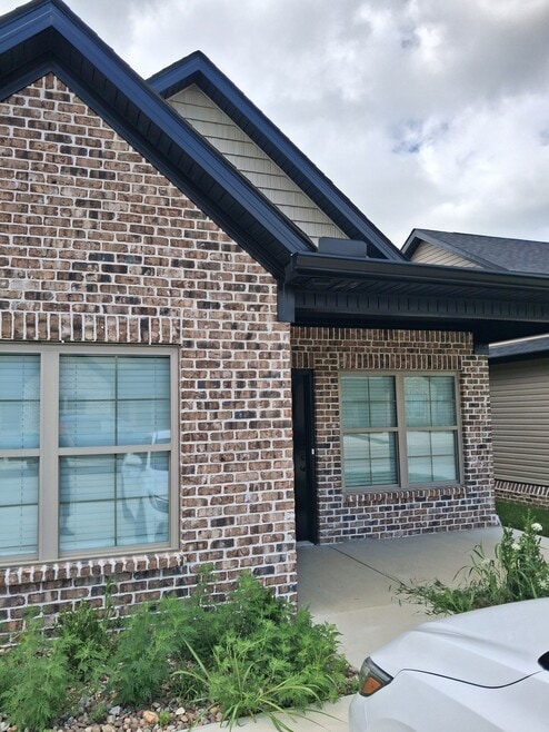 Building Photo - 842 Ridgewood Dr