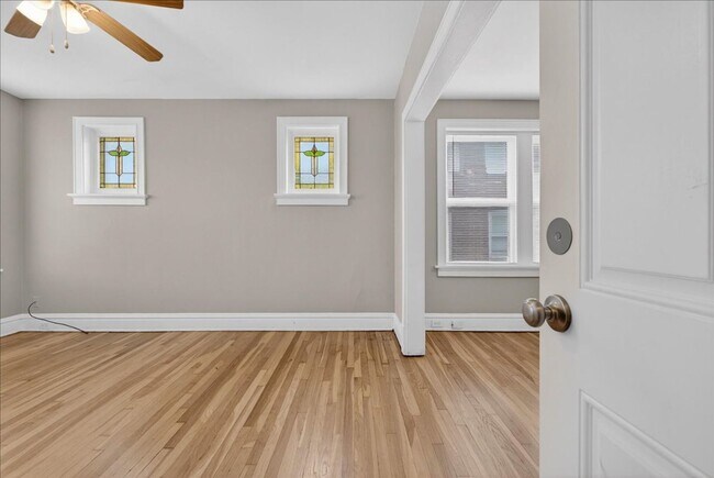 Building Photo - Meryl Wears Prada