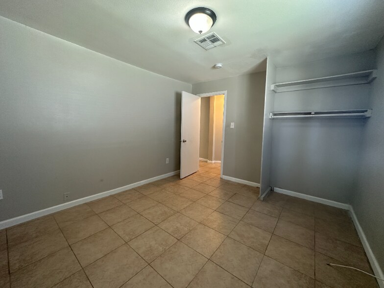 Building Photo - 2536 N Carroll St