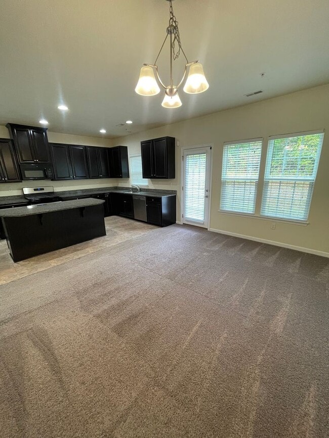 Building Photo - Gorgeous 3 BD/ 2.5 BA Townhouse Available ...