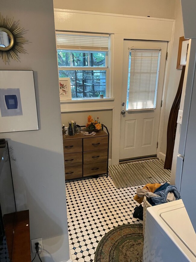 Building Photo - Charming 2 bed/1 bath in Poncey Highlands!