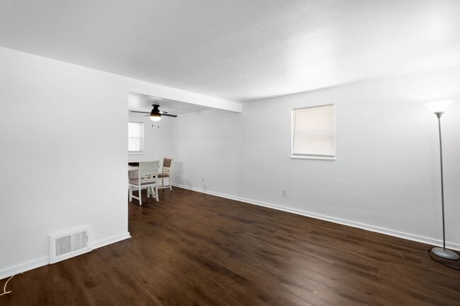 Building Photo - Stunning 2 bedroom home in Dormont availab...