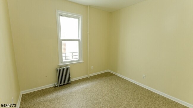 Building Photo - 428 Avon Ave