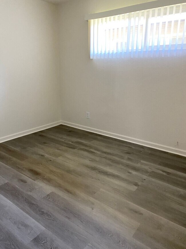 Building Photo - NSUR1259 2205 Cedar1-4