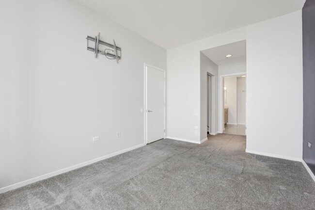 Building Photo - 2 bedroom in Chicago IL 60654