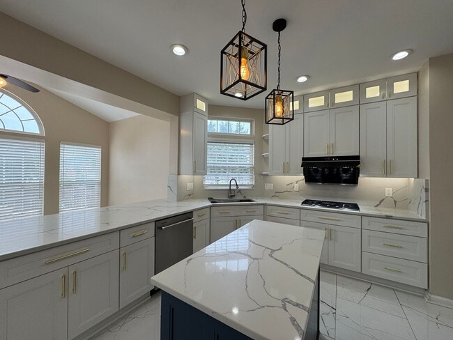 Building Photo - Stunning  4 Bed 3 Bath Home With Spacious ...