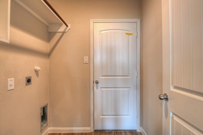 Building Photo - 9517 Yellow Rose Dr