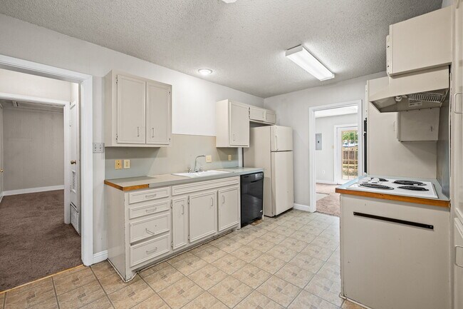 Building Photo - Cozy Home with Bonus Room, Minutes from TTU