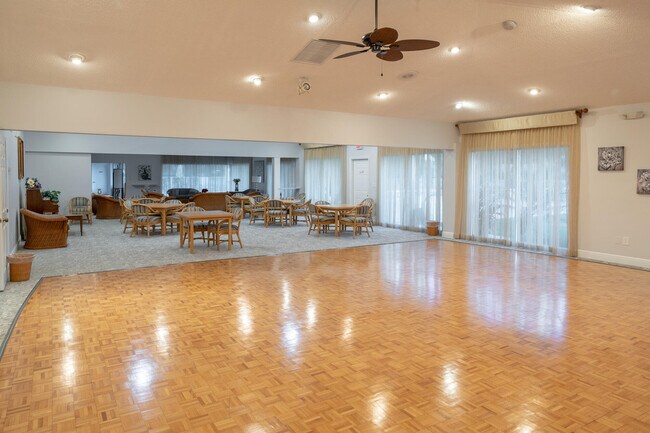 Building Photo - 8799 Bella Vista Dr