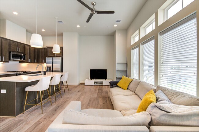 Building Photo - 730 Carriage Knls Dr