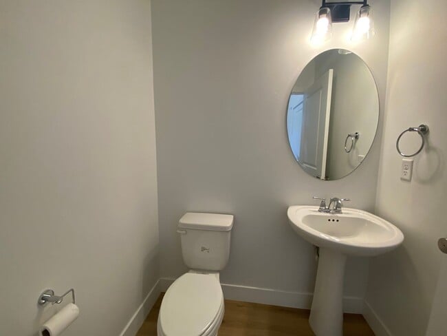 Building Photo - SPACIOUS TOWNHOME AVAILABLE FOR RENT