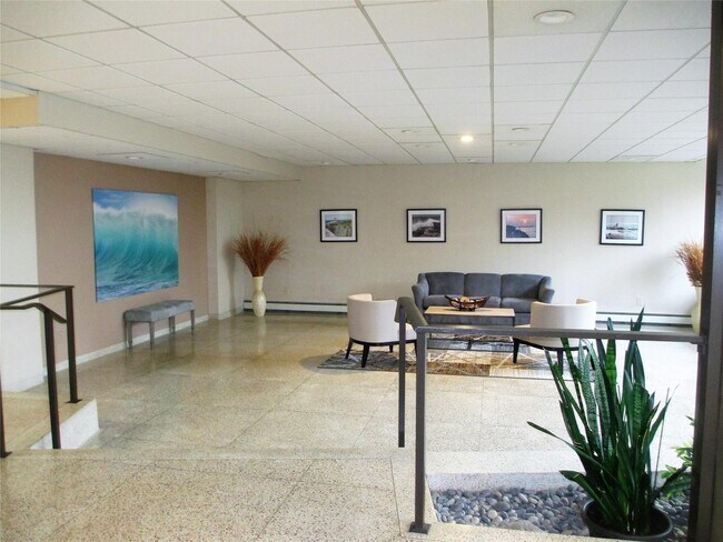 Building Photo - 650 Shore Rd