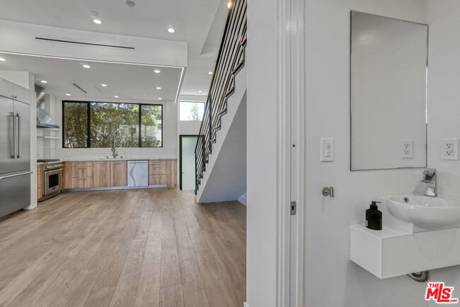 Building Photo - 1447 N Martel Ave