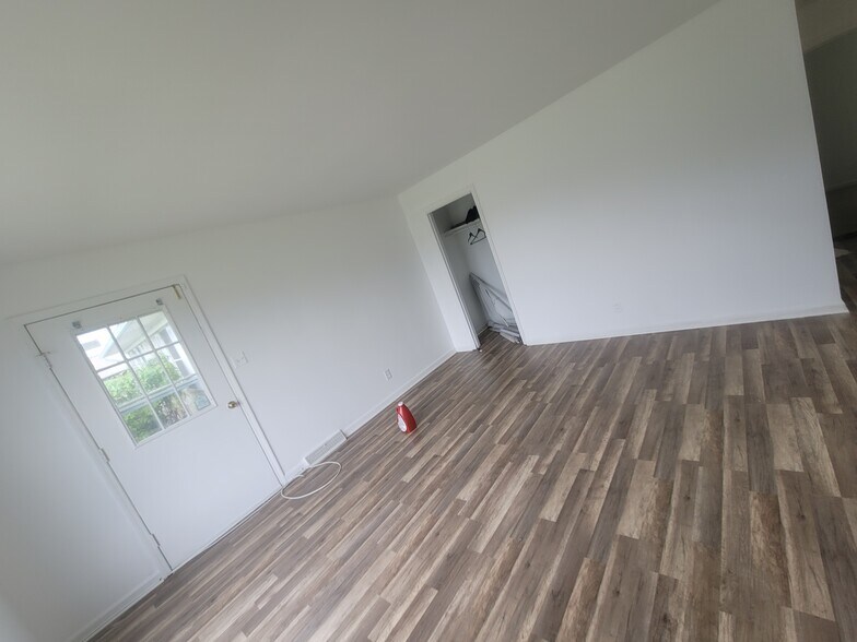 Building Photo - 1819 Meadow Dr