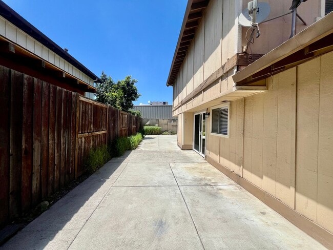 Building Photo - Duplex available in Little Saigon!