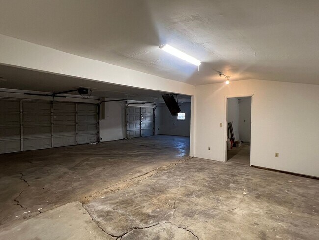 Building Photo - BEAUTIFULLY REMODELED HOME W/ HUGE OUTBUILDING!!