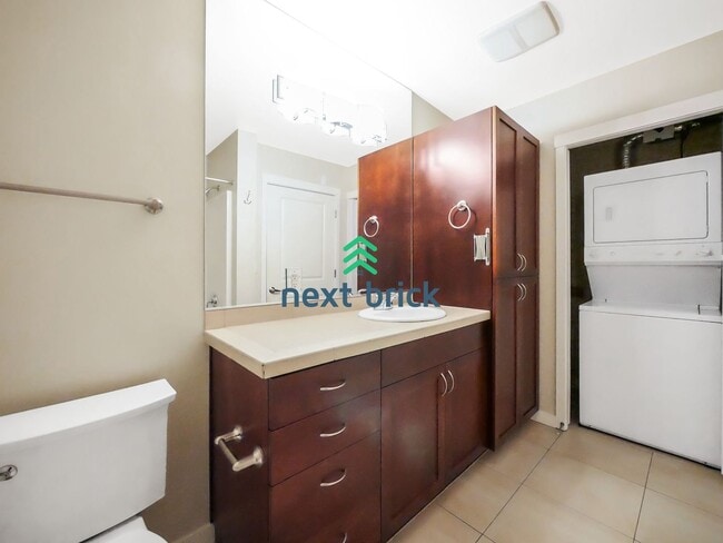 Building Photo - 1 Bed and 1 Bath Stunning Redmond DT Condo...
