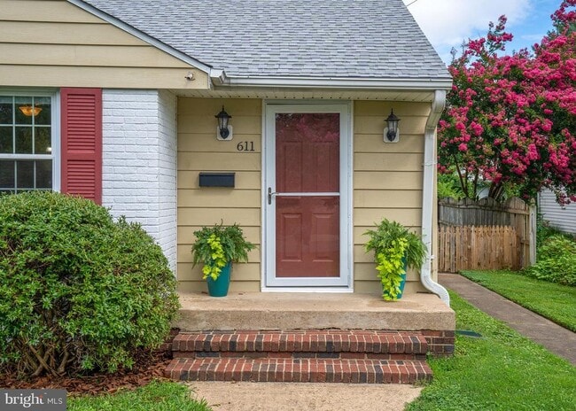 Building Photo - 611 Bunker Hill St