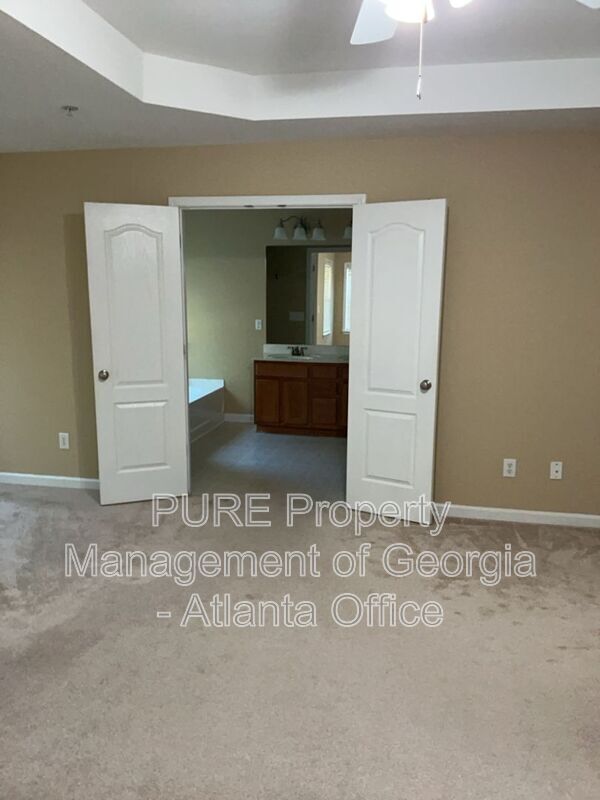 Building Photo - 1555 River Park Blvd