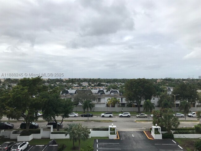 Building Photo - 1000 Parkview Dr