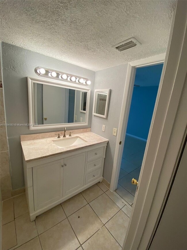 Building Photo - 1042 Adams Ave