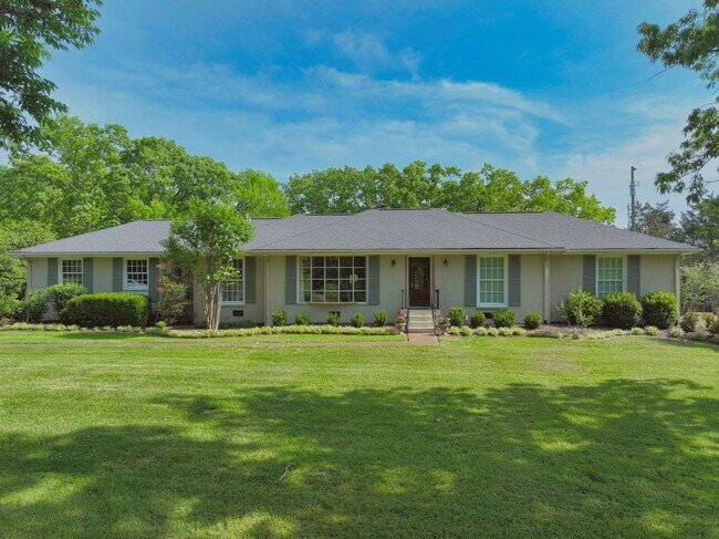 Building Photo - **RARE BRENTWOOD FIND, A MASTERCLASS IN ELEGANT SOUTHERN DESIGN**