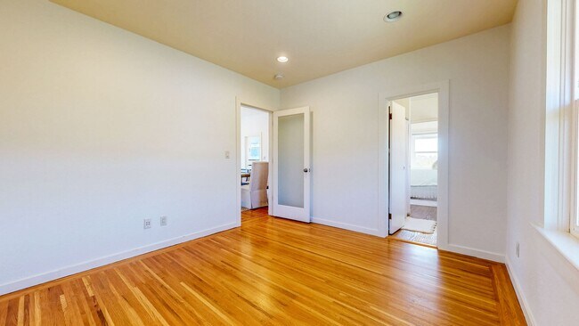 Building Photo - Charming 2 bedroom 1.5 bath plus office ho...