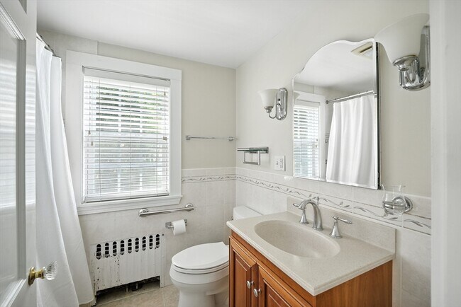 Building Photo - 40 Fairway Dr