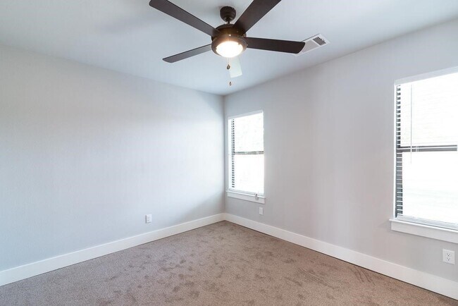 Building Photo - 1919 Lombardy St