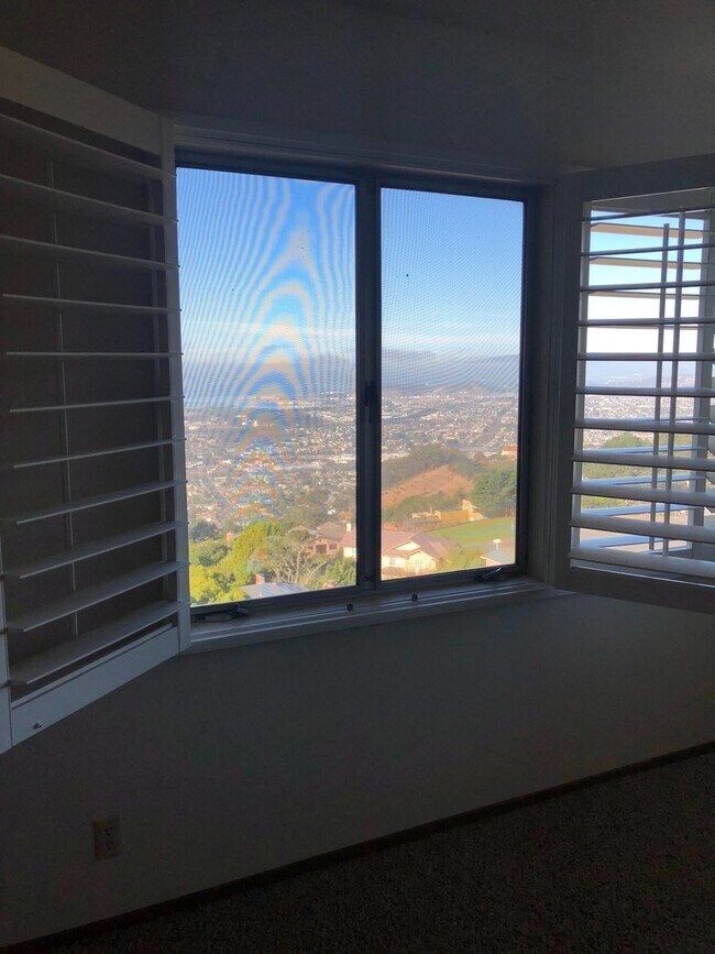 Building Photo - Lovely 3/2 home in the hills of El Cerrito with breathtaking views of the bay!