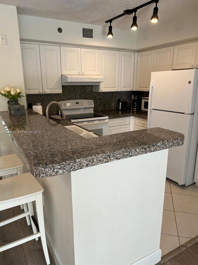 Building Photo - 19901 E Country Club Dr