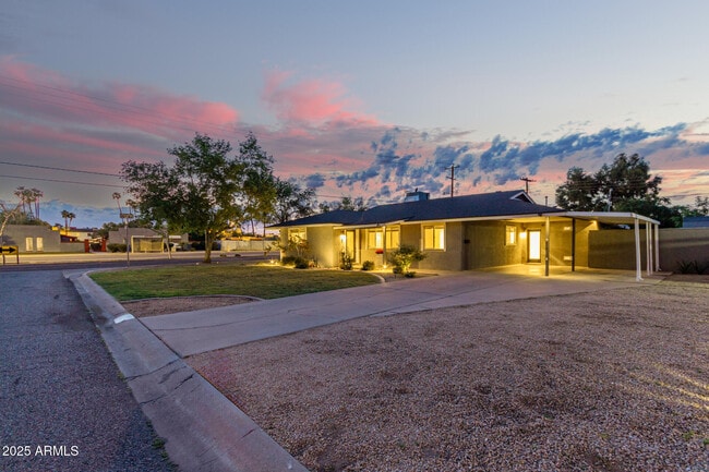 Building Photo - 1422 W Orange Dr