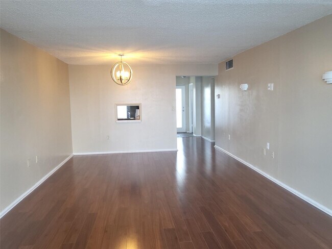 Building Photo - 1075 NE Miami Gardens Dr