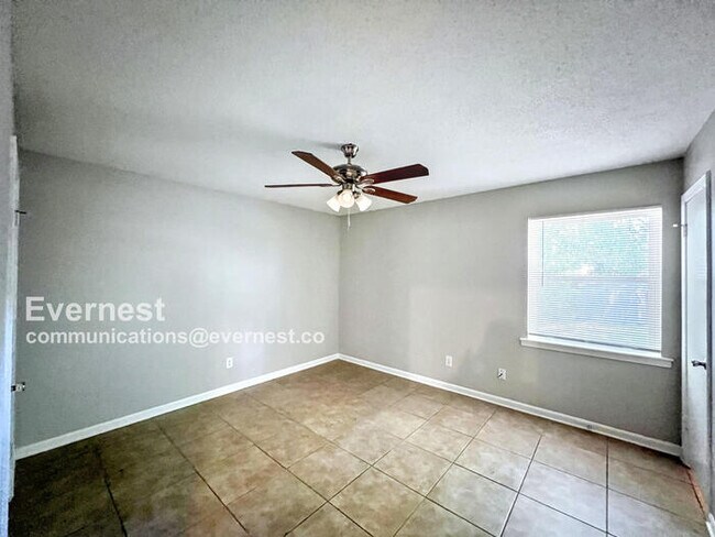 Building Photo - 922 Woodburne Pl