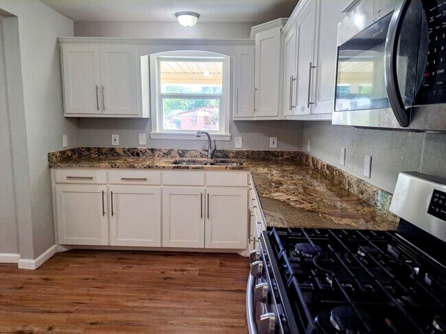 Building Photo - 4 bedroom, 2 bath home, Handicap accessible