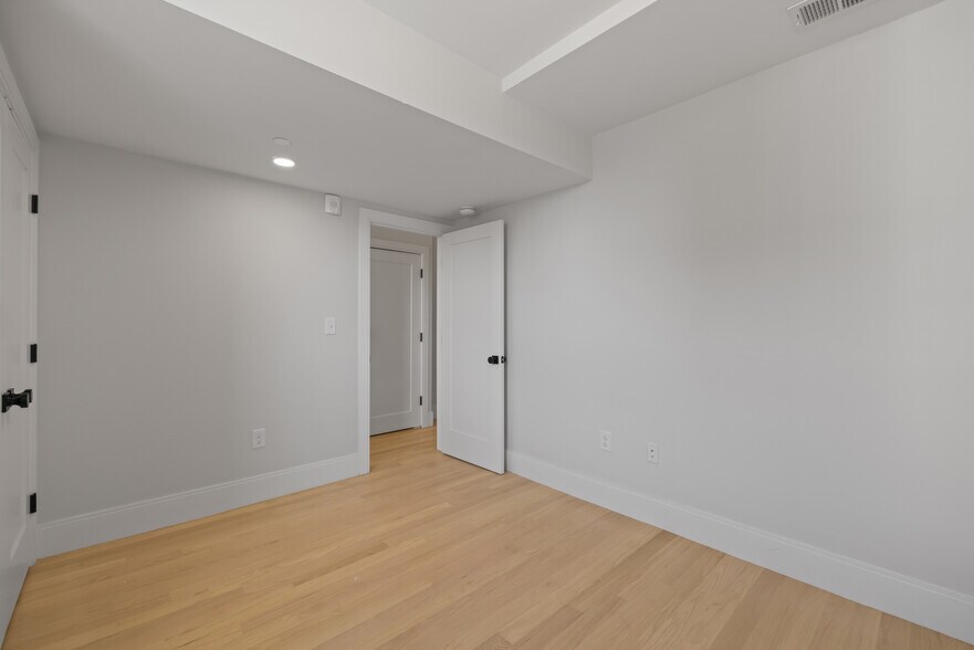 Building Photo - 22 Paris St