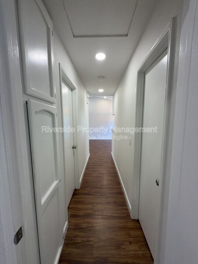 Building Photo - 9505 Arlington Ave