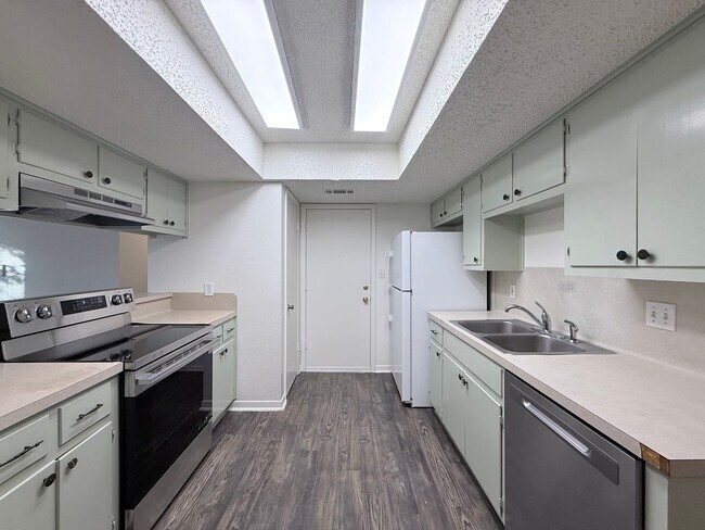 Building Photo - Minnie