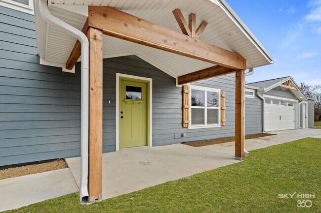 Building Photo - Secluded Executive Retreat on 3.4+ Acres – Minutes from Fayetteville