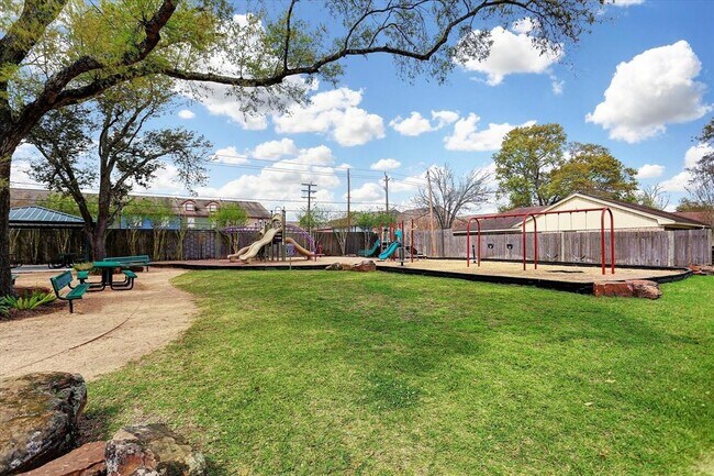 Building Photo - 927 Carlingford Ln