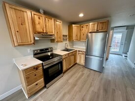 Building Photo - 450 SE Lilly Ave