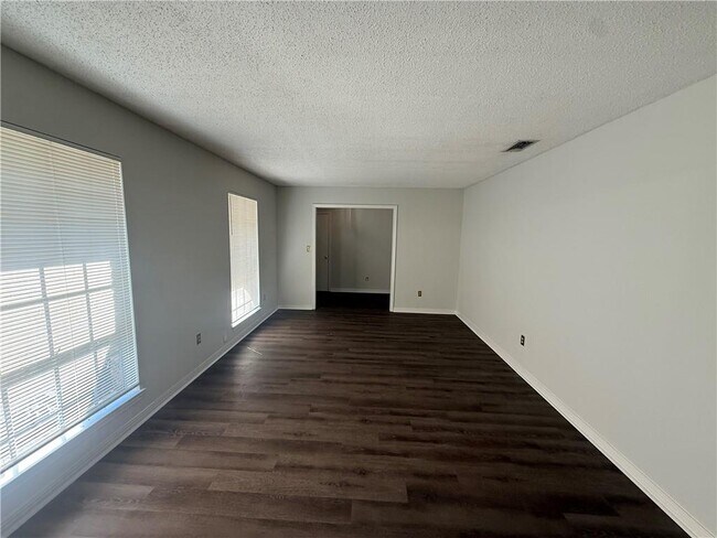 Building Photo - 1513 Deerwood Dr E