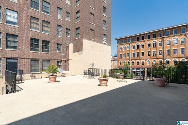 Building Photo - 2201 1st Ave N