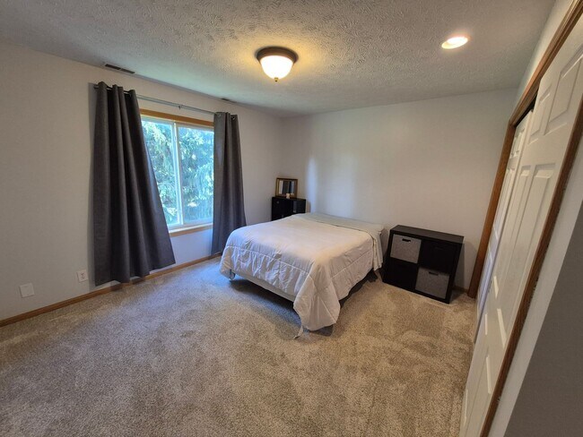 Building Photo - Townhome overlooking Park w/ Laundry & Att...